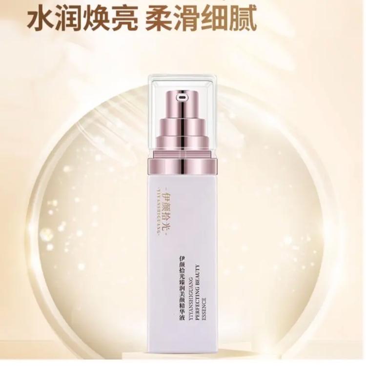 用了伊颜拾光臻润美颜精华液,肌肤水润有光泽,肤色也变得更均匀